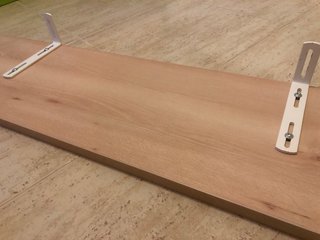 Estantería de madera color beige/marrón.