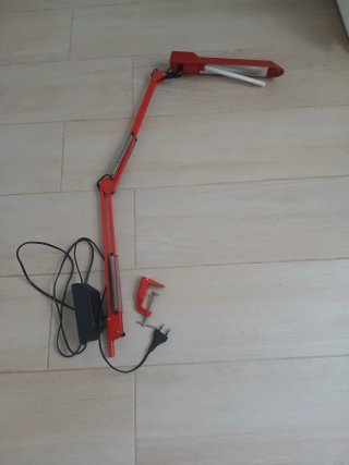 Lámpara de escritorio articulada roja