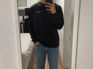 Sudadera negra con logo