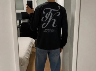 Sudadera negra con logo