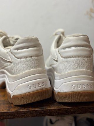 Zapatos blancos Guess plataforma