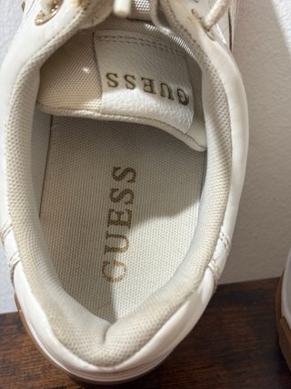 Zapatos blancos Guess plataforma