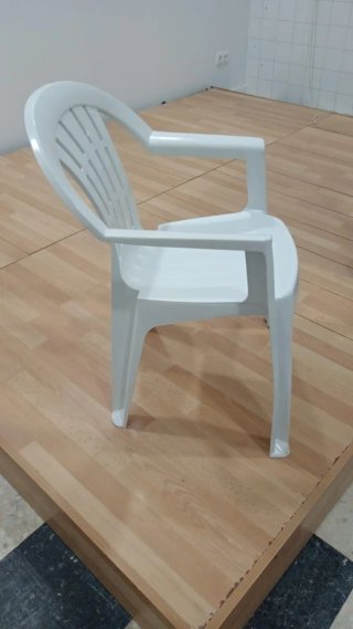 Sillas de plástico blancas con reposabrazos