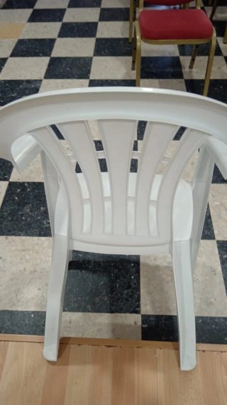 Sillas de plástico blancas con reposabrazos