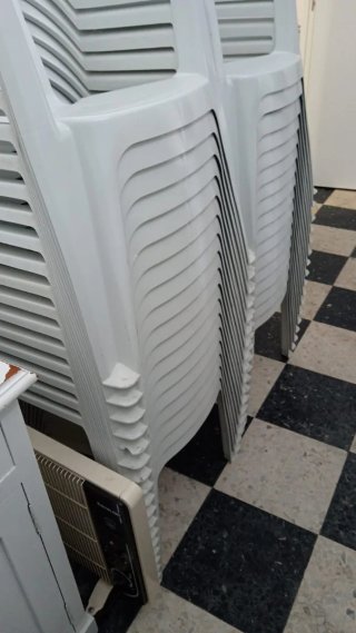 Sillas de plástico blancas con reposabrazos