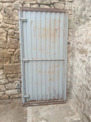 Puerta de hierro industrial