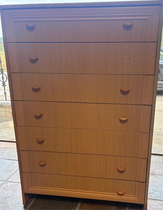 Cómoda de madera beige