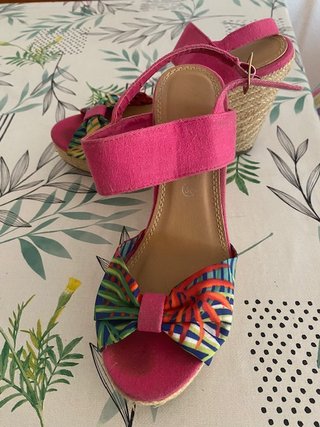 Sandalias cuña verano multicolor y rosa