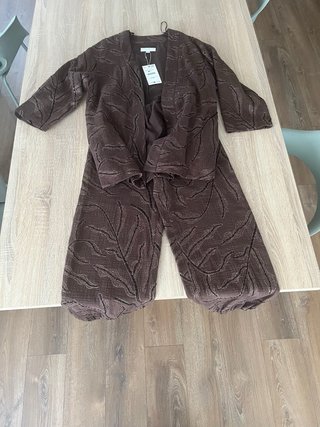 Conjunto Zara: Chaqueta y Pantalón Estampado
