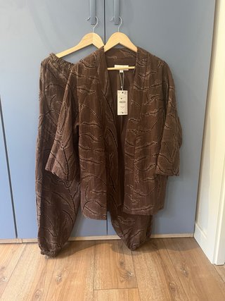 Conjunto Zara: Chaqueta y Pantalón Estampado