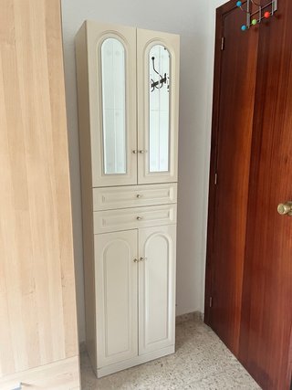 Mueble de baño blanco con puertas de cristal