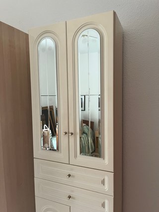 Mueble de baño blanco con puertas de cristal