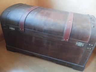 Baúl de madera con correas de cuero