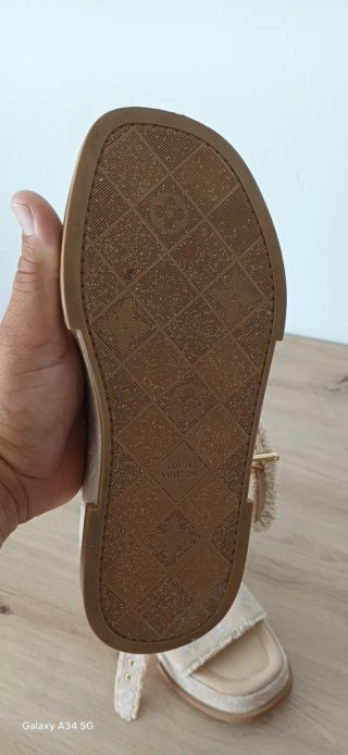 Sandalias Louis Vuitton Beige negosiable