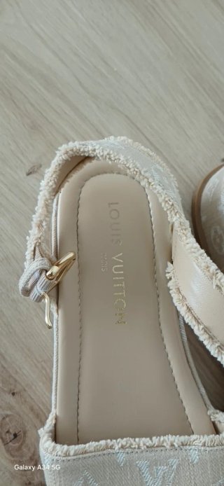 Sandalias Louis Vuitton Beige negosiable