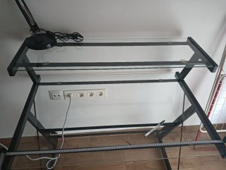 Escritorio de cristal y metal negro