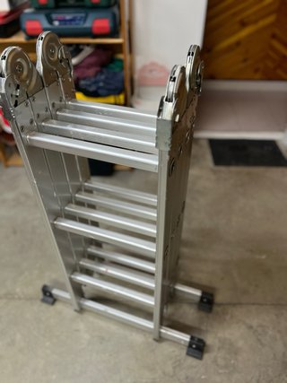 Escalera aluminio multiusos plegable con plataform