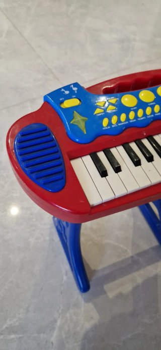 Piano infantil con soporte