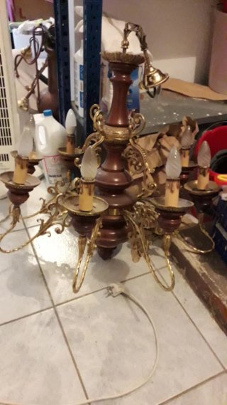 Lampadario in legno e metallo oro