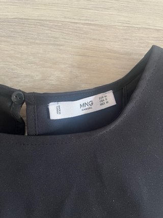 Camiseta Mango Negra con apertura