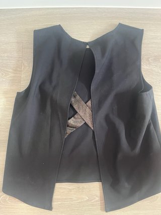 Camiseta Mango Negra con apertura