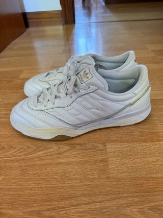 Zapatillas Adidas Blancas y Doradas