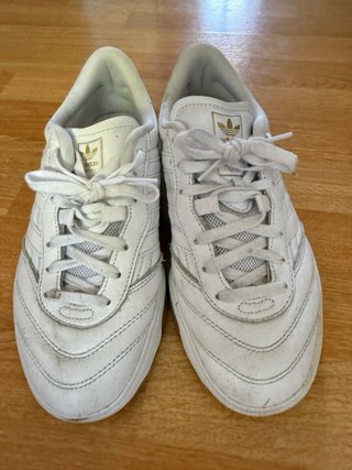 Zapatillas Adidas Blancas y Doradas