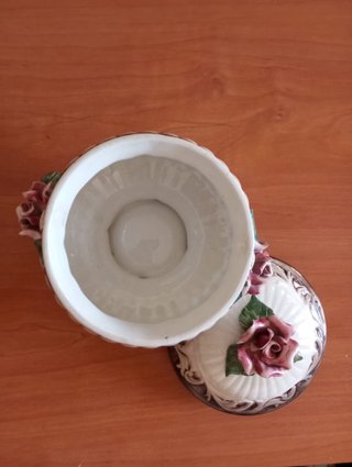 Bombonera de porcelana con rosas