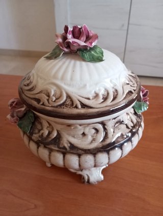 Bombonera de porcelana con rosas