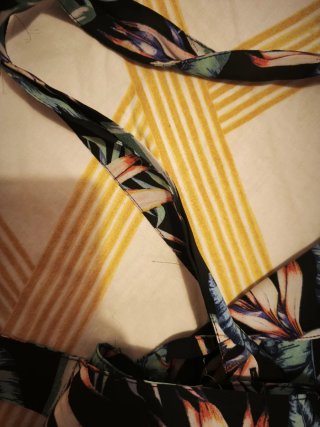 Mono corto estampado tropical.