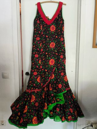 Traje de flamenca negro con flores