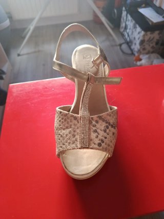 Sandalias Piesanto Beige y Dorado