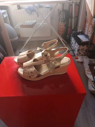 Sandalias Piesanto Beige y Dorado