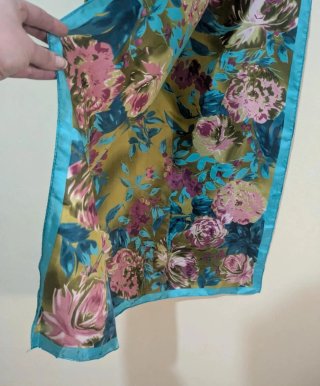 Alegre pañuelo vintage de flores