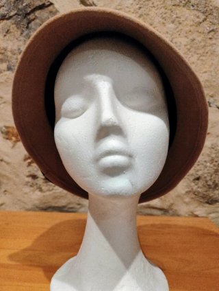 Sombrero beige con detalle negro