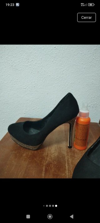 Zapatos de tacón negros con detalles plateados.