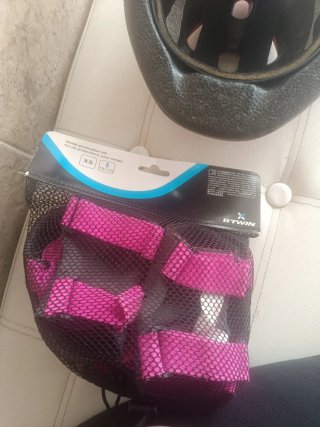 Casco bici infantil rosa Btwin y protecciones