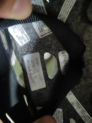 Casco de bicicleta infantil con diseño.
