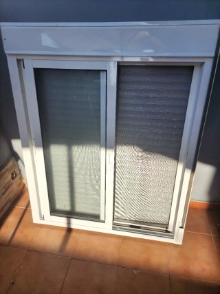 Ventana corredera aluminio con persiana 110x132