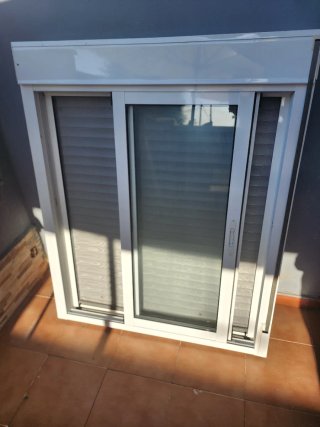Ventana corredera aluminio con persiana 110x132