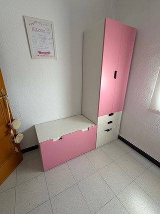 Armario y baúl infantil rosa y blanco