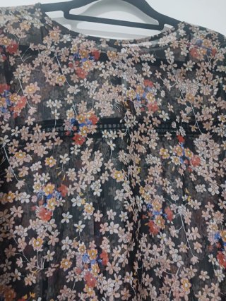 Blusa estampada floral manga larga