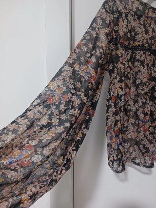 Blusa estampada floral manga larga