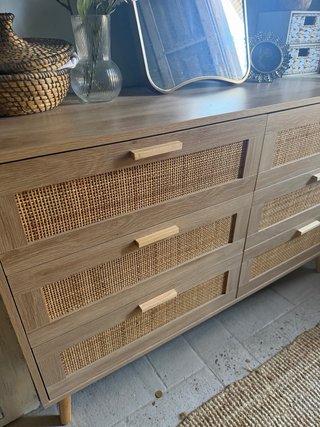 Cómoda de madera y ratán