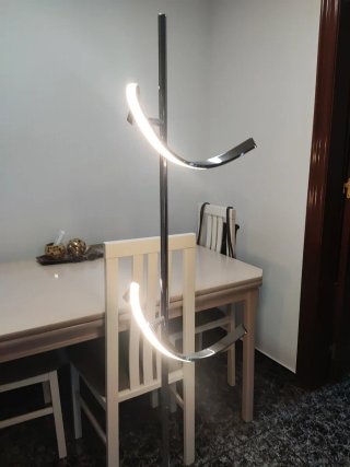 Lámpara de pie LED salón moderna