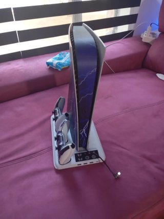 Consola PS5 con diseño de rayos
