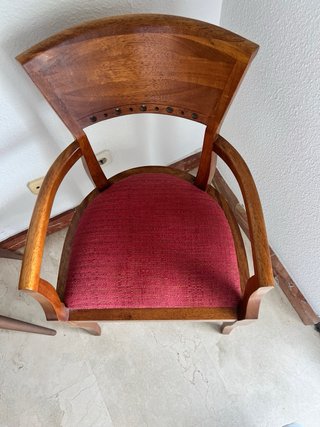 Silla antigua de madera con tapizado rojo