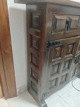 Mueble de madera marron antiguo