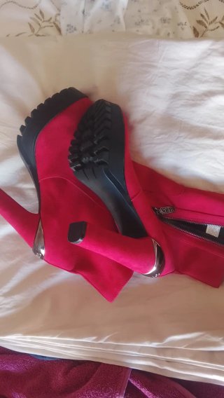 Botines rojos con plataforma y tacón