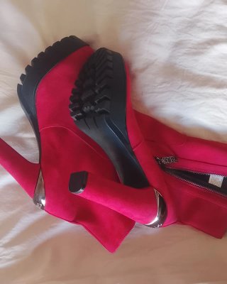Botines rojos con plataforma y tacón